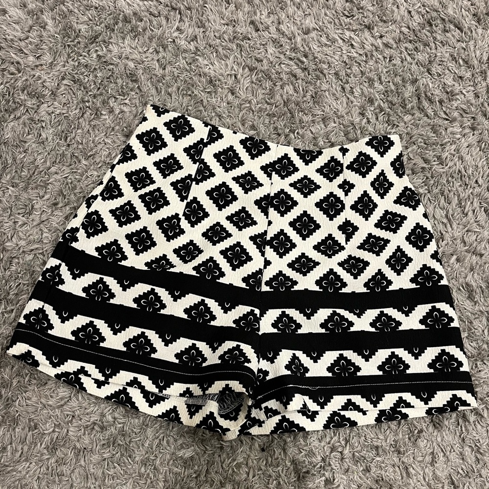 MISSGUIDED white and black high waisted pattern shorts